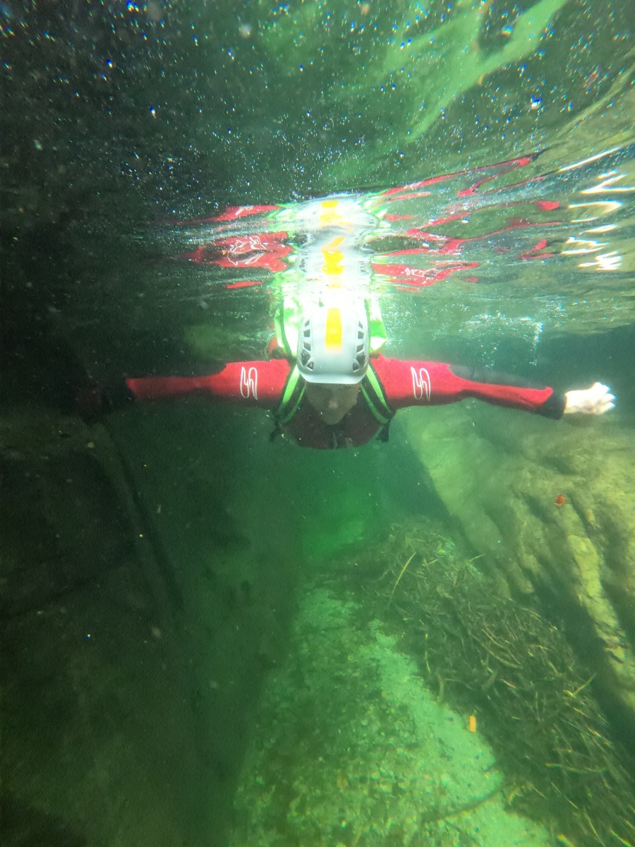 Canyoning unter Wasser im Tessin