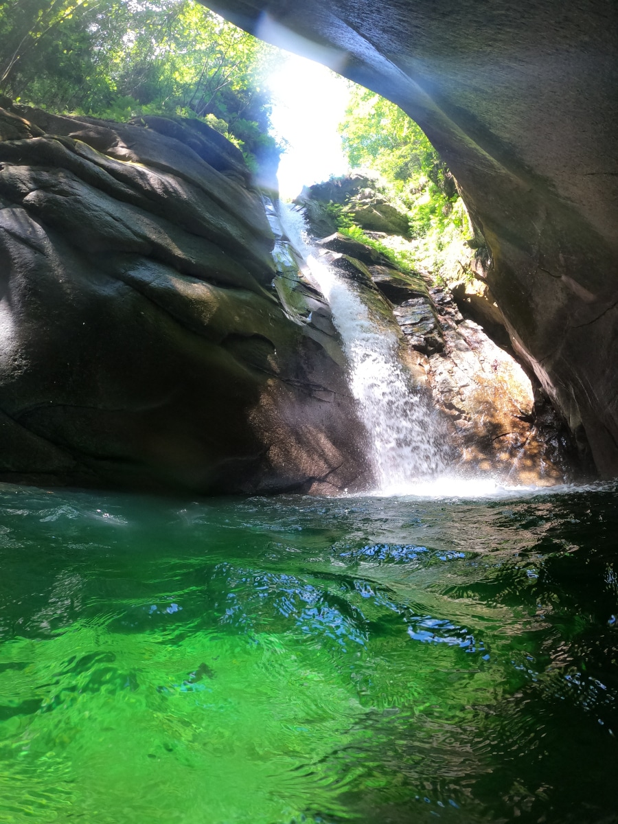 Ticino Wasserfall in der Schlucht